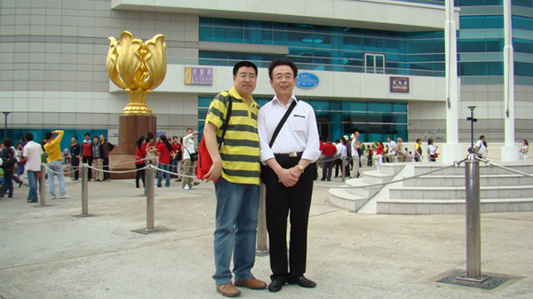 和藝術(shù)家合影