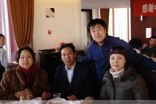 和藝術(shù)家合影
