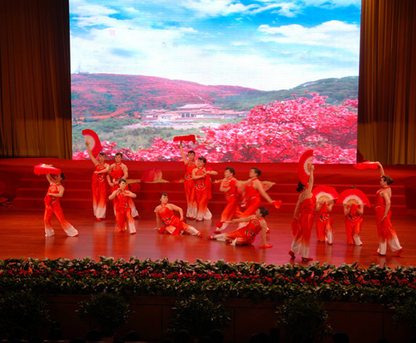 唐山市巾幗社團學(xué)習貫徹十八大文藝演出