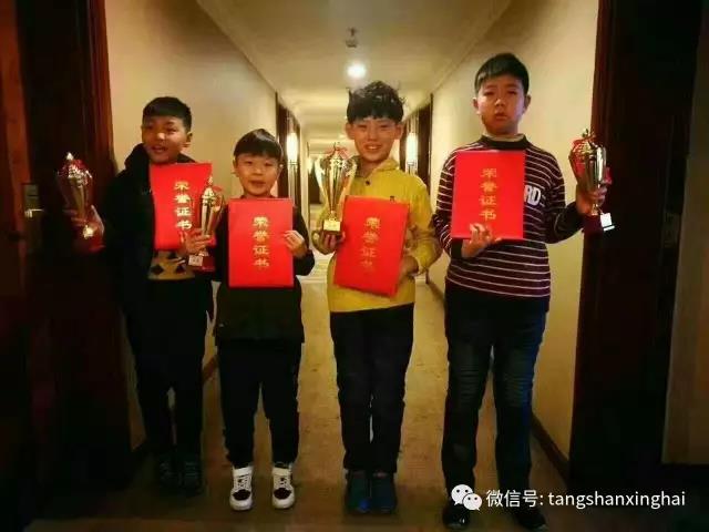 星海唐山藝術(shù)培訓學(xué)校在《傳承紅色 唱響中國夢(mèng)》精彩亮相